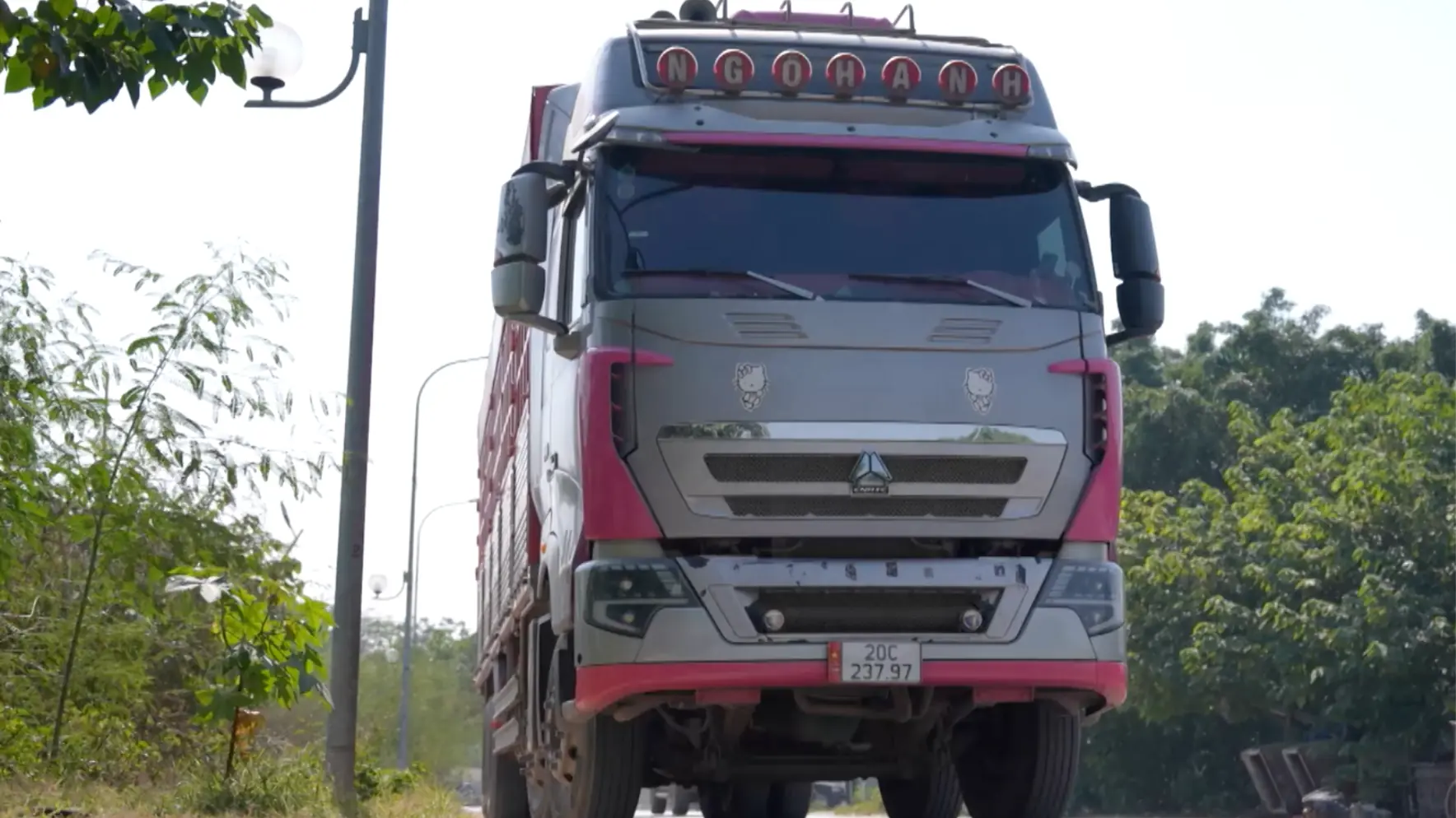 Cô gái lái xe tải 30 tấn vượt 1.800km chở hàng cứu trợ